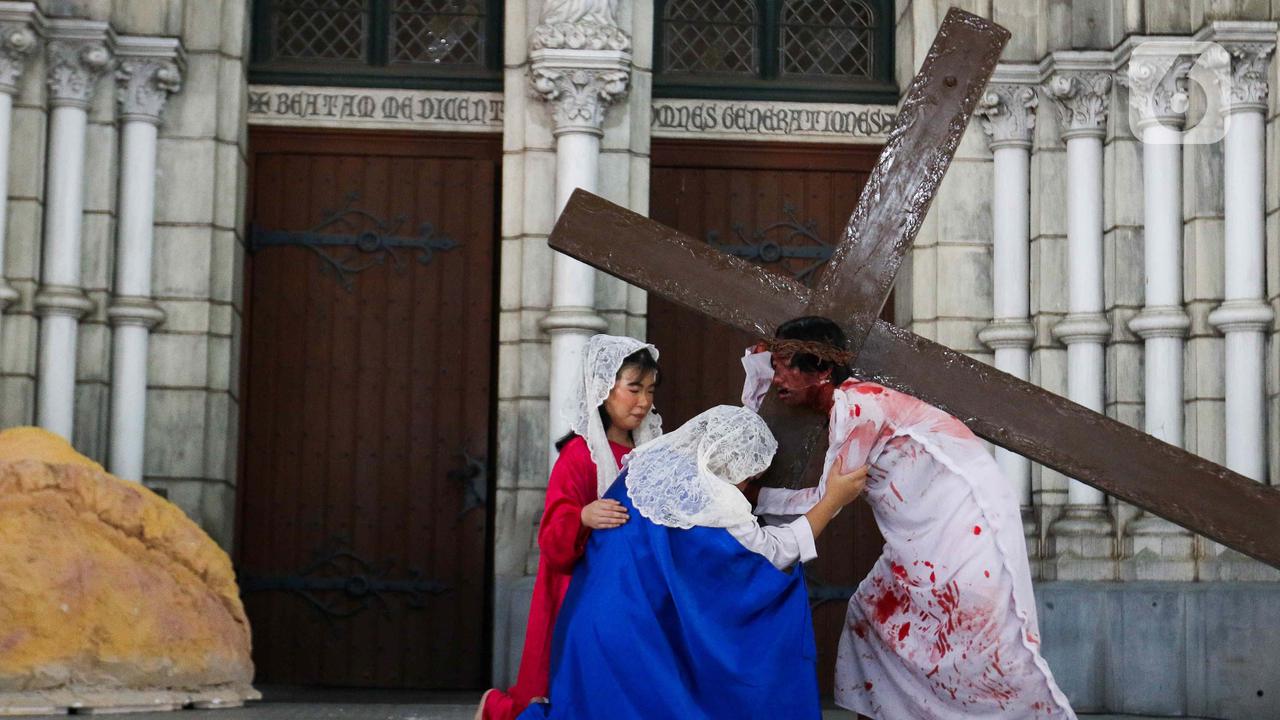 Peringatan Jalan Salib di Gereja Katedral Jakarta