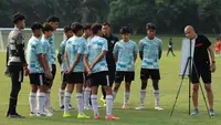 Para pemain Timnas Indonesia U-16 mendapat pengarahan dari pelatih Nova Arianto sebelum laga uji coba menghadapi SSB Terang Bangsa di Lapangan Yogyakarta International School (YIS), Jumat (31/5/2024). (Bola.com/Radifa Arsa)