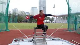 Atlet lempar cakram Asian Para Games 2018 dari Indonesia, Sriwati saat latihan di Stadion Madya, Kompleks GBK, Jakarta, Kamis (4/10). Asian Para Games 2018 berlangsung di Jakarta, 6-13 Oktober. (Liputan6.com/Helmi Fithriansyah)