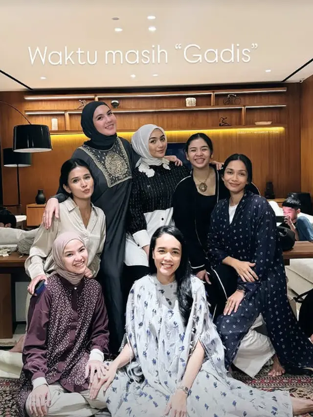 6 Potret Reuni Gadis Sampul 2007 di Momen Bukber, Makin Seru karena Ada Tukar Kado