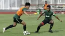 Pemain Timnas Indonesia U-23, Feby Eka Putra, menggiring bola saat internal game di Stadion Madya, Jakarta, Jumat(8/3). Latihan ini merupakan persiapan jelang kualifikasi Piala AFC U-23 di Vietnam. (Bola.com/Yoppy Renato)