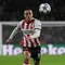 Pemain PSV, Sergino Dest, berlari mengejar bola dalam pertandingan Liga Champions antara PSV dan Napoli di Eindhoven, Belanda, Selasa, 21 Oktober 2025. (AP Photo/Patrick Post)&nbsp;&nbsp;&nbsp;