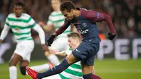 Pemain Paris Saint-Germain, Neymar melakukan tendangan ke gawang Celtic dalam lanjutan fase grup Liga Champions di Parc des Princes, Kamis (23/11). PSG meraih kemenangan telak dengan skor 7-1. (AP/Christophe Ena)