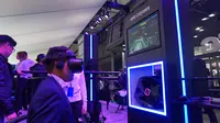 Pengunjung booth Samsung di MWC 2018 menjajal ekosistem Gear VR. (Liputan6.com/ Agustin Setyo W)
