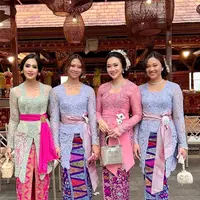 Di usia 53 tahun, Diah Permatasari membuktikan bahwa keanggunan dan pesona tidak memudar, terutama dalam balutan kebaya Bali yang memadukan unsur tradisional dan modern. [@dps_diahpermatasari].