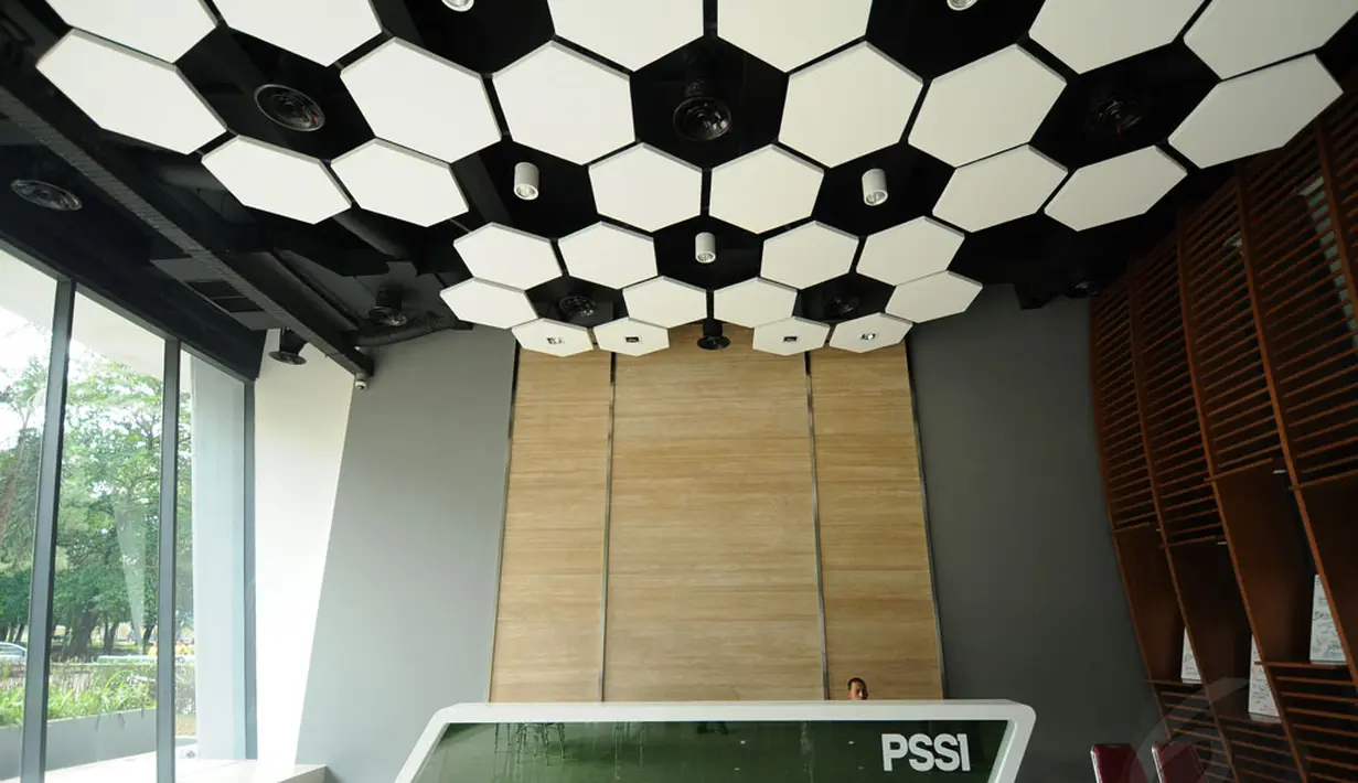 Tampilan kantor PSSI di Pintu IX Gelora Bung Karno Jakarta usai direnovasi selama lebih kurang 10 bulan. Tampak ruang penerima tamu yang ada di dalam kantor PSSI. Foto diambil pada 5 Januari 2015. (Liputan6.com/Helmi Fithriansyah)