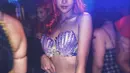 Anya Geraldine mengenakan bra berwarna ungu yang terlihat seperti cangkang mutiara dipadukan dengan rok berwarna tosca yang memiliki potongan belahan tinggi hingga pangkal paha saat menjadi Ariel si mermaid. (Instagram/anyageraldine)