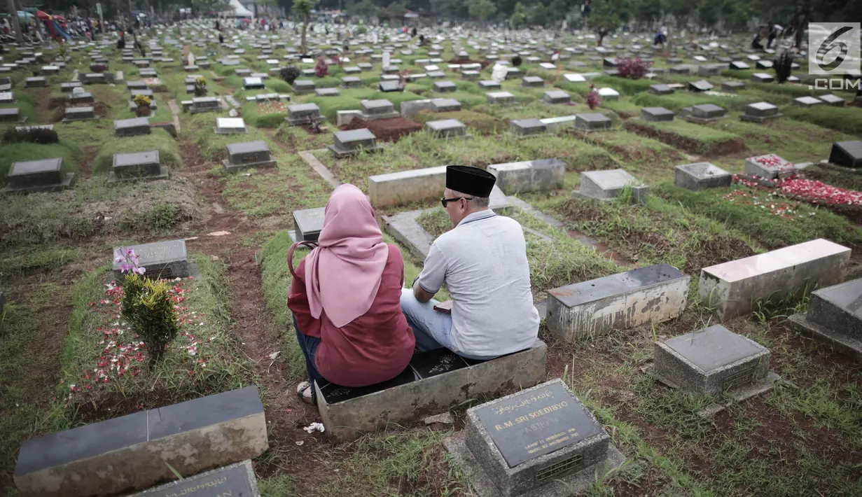 Sejumlah umat muslim berdoa di makam keluarga saat ziarah kubur di Tempat Pemakaman Umum (TPU) Menteng Pulo, Jakarta, Minggu (28/4/2019). Sepekan menjelang datangnya bulan Ramadan, banyak masyarakat melakukan ziarah kubur mendoakan mendiang keluarga dan kerabat mereka. (Liputan6.com/Faizal Fanani)