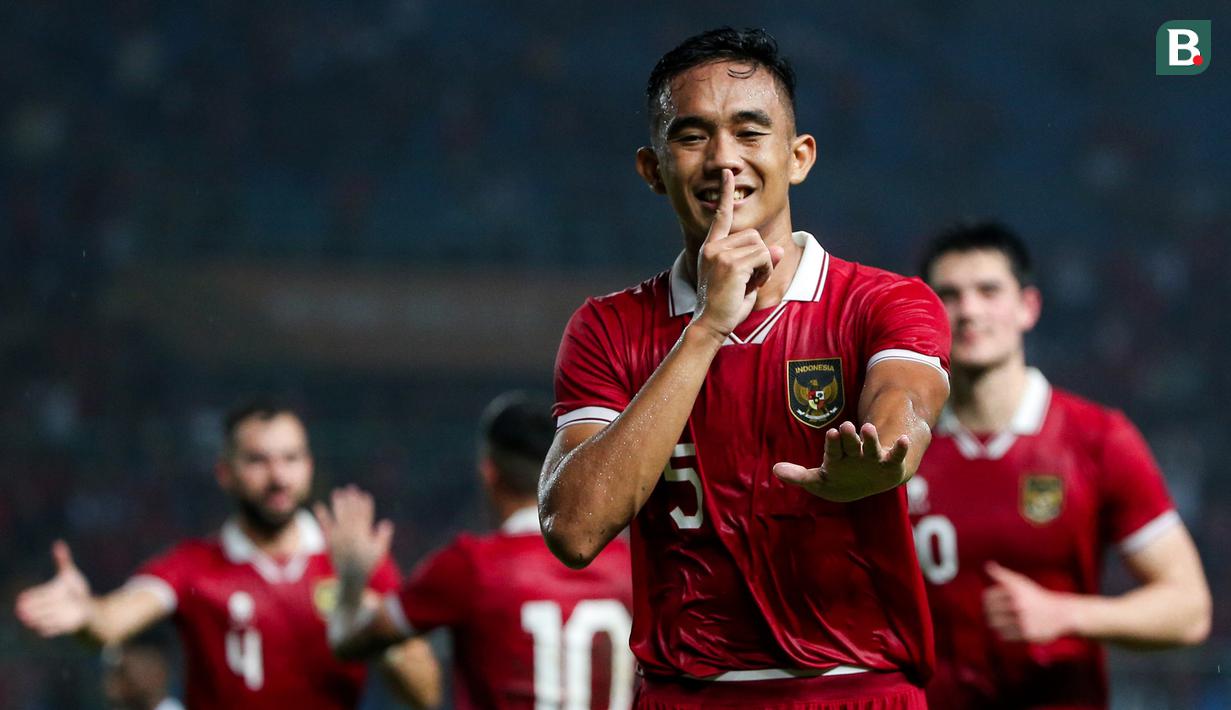 <p>Selebrasi pemain timnas Indonesia, Rizky Ridho,&nbsp;setelah menjebol gawang Burundi dalam pertandingan uji coba FIFA Matchday yang berlangsung di stadion Patriot Candrabhaga, Bekasi, Sabtu (25/3/2023). (Bola.com/Bagaskara Lazuardi)</p>