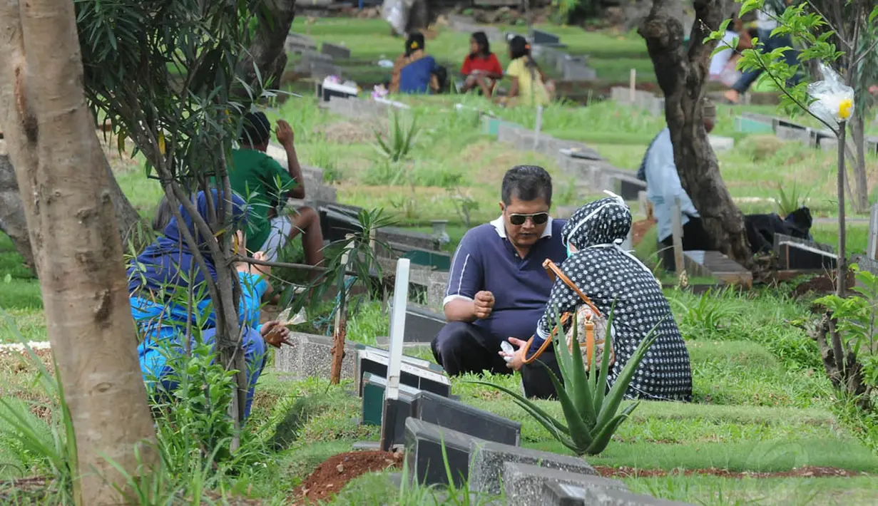 Sejumlah warga terlihat berziarah ke kuburan keluarga di Tempat Pemakaman Umum (TPU) Karet Bivak, Jakarta, Senin (23/6/14). (Liputan6.com/Herman Zakharia)