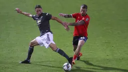 Pemain Manchester United Nemanja Matic (kiri) berebut bola dengan pemain Luton Town George Moncur pada pertandingan babak ketiga Piala Liga Inggris di Kenilworth Road, Luton, Inggris, Selasa (22/9/2020). Manchester United mengalahkan Luton Town 3-0. (Cath Ivill/Pool via AP)