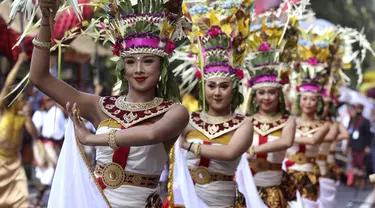 Penari wanita tampil saat pembukaan Pesta Kesenian Bali di Bali, Indonesia, 12 Juni 2022. Pulau Bali saat ini menggelar Pesta Kesenian Bali tahunan selama sebulan dari 12 Juni hingga 10 Juli. (AP Photo/Firdia Lisnawati)