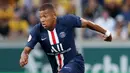 1. Kylian Mbappe (Paris Saint Germain) - Penyerang andalan Les Parisiens ini tidak hanya handal dalam mencetak gol tapi juga mempunyai kecepatan diatas rata-rata. Di gim FIFA 20 ia mempunyai kecepatan tertinggi dengan nilai 96. (AFP/Ronny Hartmann)