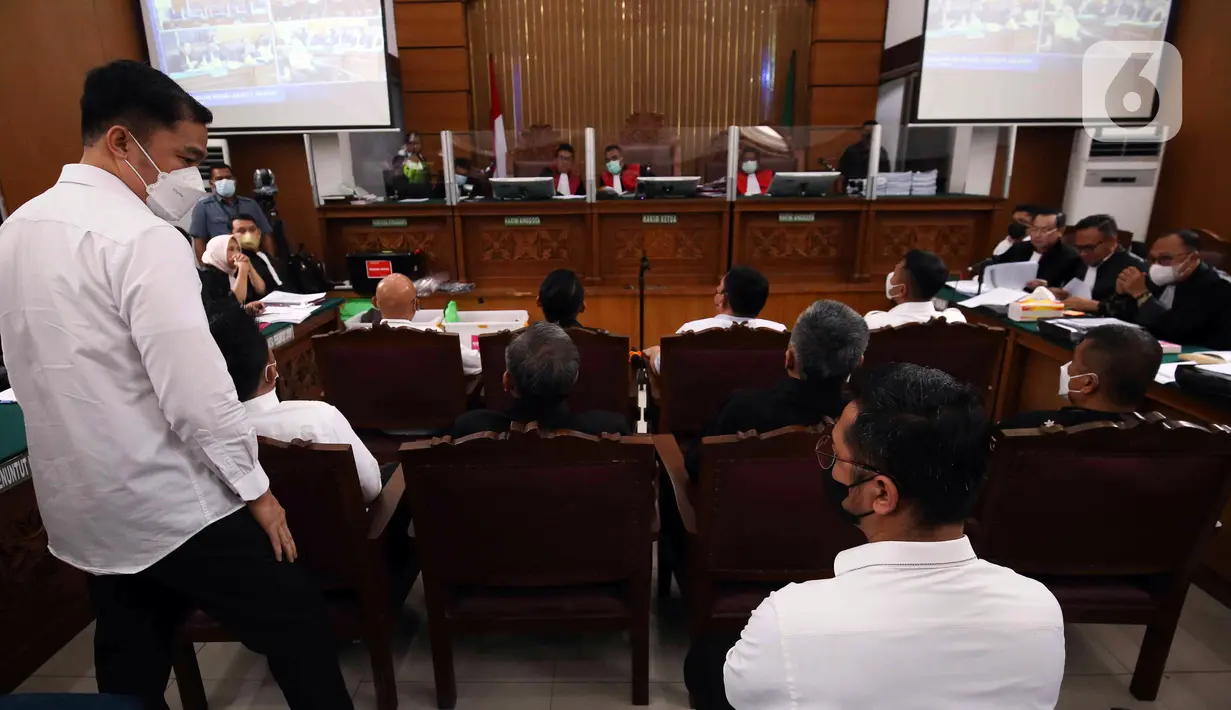 Suasana sidang lanjutan kasus dugaan pembunuhan berencana terhadap Brigadir Nofriansyah Yosua Hutabarat atau Brigadir J dengan terdakwa Ferdy Sambo di Pengadilan Negeri Jakarta Selatan, Selasa (6/12/2022). Sidang tersebut beragendakan pemeriksaan saksi yang dihadirkan Jaksa Penuntut Umum (JPU), di antaranya enam terdakwa kasus perintangan penyidikan. (Liputan6.com/Herman Zakharia)