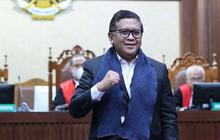 FOTO: Momen Sekjen PDIP Hasto Kristiyanto Jalani Sidang Perdana: Pamer Senyum, Kepalan Tangan dan Diiringi Teriakan Merdeka