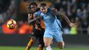 Bek Manchester City, Aleksandar Kolarov, berebut bola dengan striker Hull, Dieumerci Mbokani. Dua gol City lainnya dicetak oleh Kelechi Iheanacho dan sebuah gol bunuh diri dari Curtis Davies. (Reuters/Scott Heppell)