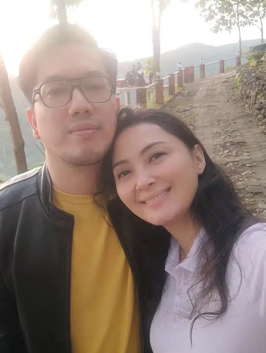 <p>Della membagikan beberapa potret kebersamaan dan mesra bersama seorang pria. Della menikah lagi dengan Armanwosi. Ia pun menceritakan proses bertemunya dengan sang suami. [Instagram/dellapuspita00]</p>