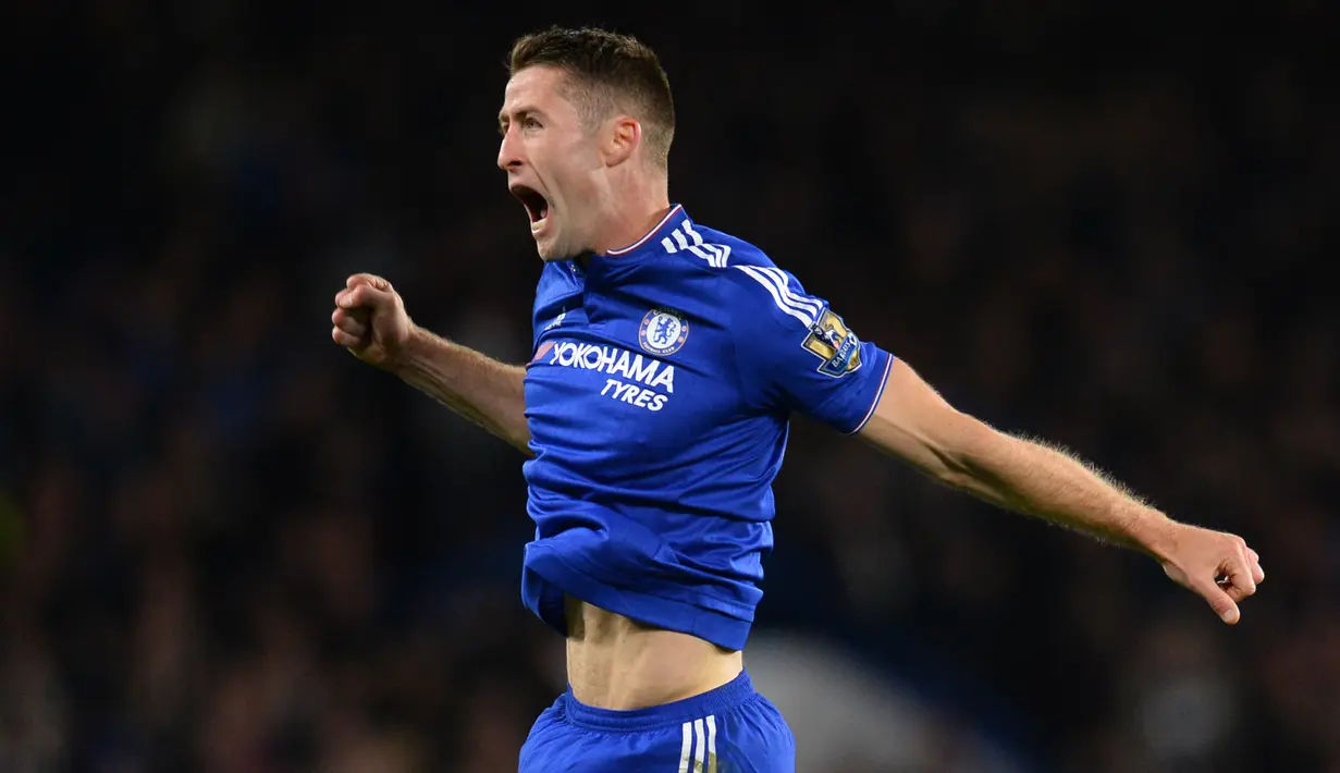 Bek Chelsea, Gary Cahill melakukan selebrasi usai mencetak gol kegawang Tottenham pada lanjutan liga Inggris  di Stamford Bridge, London, (3/5). Chelsea bermain imbang dengan Tottenham dengan skor 2-2. (AFP PHOTO/GLYN KIRK)
