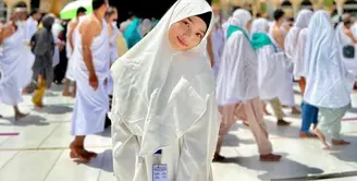 Fuji bersama Thariq dan rombongan Putra Siregar serta keluarga Fadil Jaidi tiba di Jeddah Selasa (22/3/2022). Hari pertama menjalani ibadah Umrah, Fuji tampil menawan kenakan abaya warna putih. (Instagram/fuji_an).