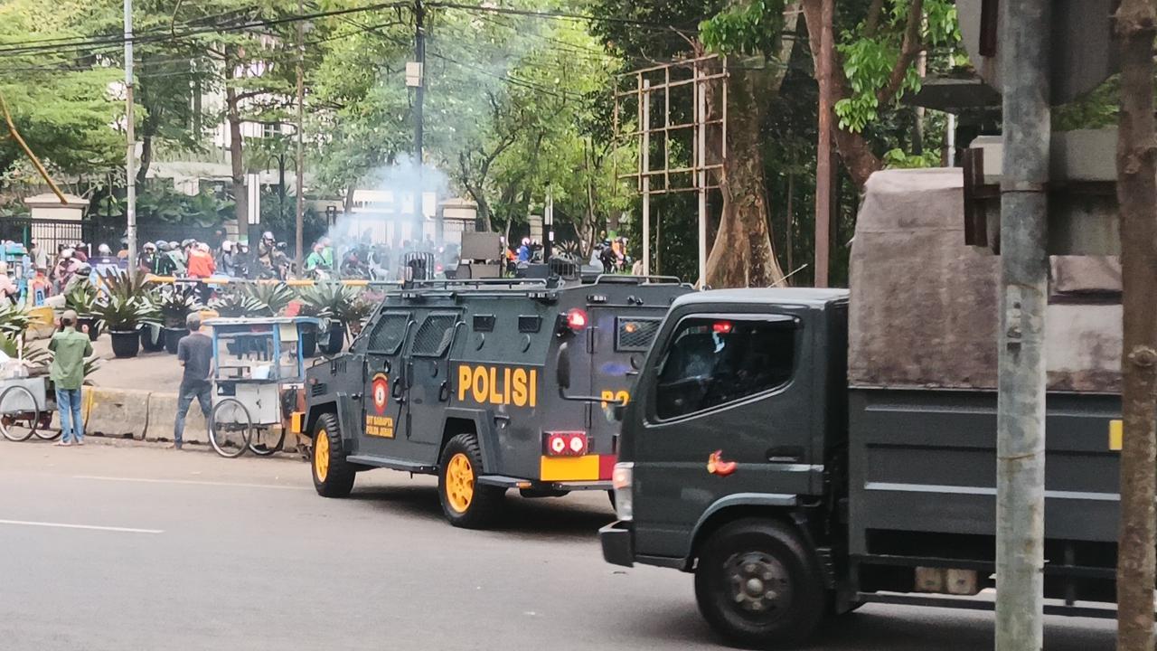 Antisipasi Rusuh, Massa di Depan Gedung Sate Dibubarkan dengan Gas Air Mata