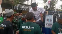 Pasangan bakal calon bupati dan wakil bupati Blora Arief Rohman-Sri Setyorini (ASRI) secara resmi mendaftar dalam Pilkada Blora 2024 di KPU Kabupaten Blora, Rabu (28/8/2024). (Liputan6.com/ Ahmad Adirin)