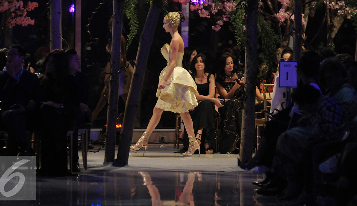 Ilustrasi wanita berjalan dengan sepatu tinggi yang cantik.  (Liputan6.com/Herman Zakharia)