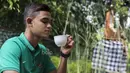 Gelandang Timnas Indonesia U-22, Miftahul Hamdi, menikmati aroma teh di Hotel Sthala, Bali, Sabtu (8/7/2017). Pemain Bali United ini sedang mengikuti pemusatan latihan jelang SEA Games. (Bola.com/Vitalis Yogi Trisna)