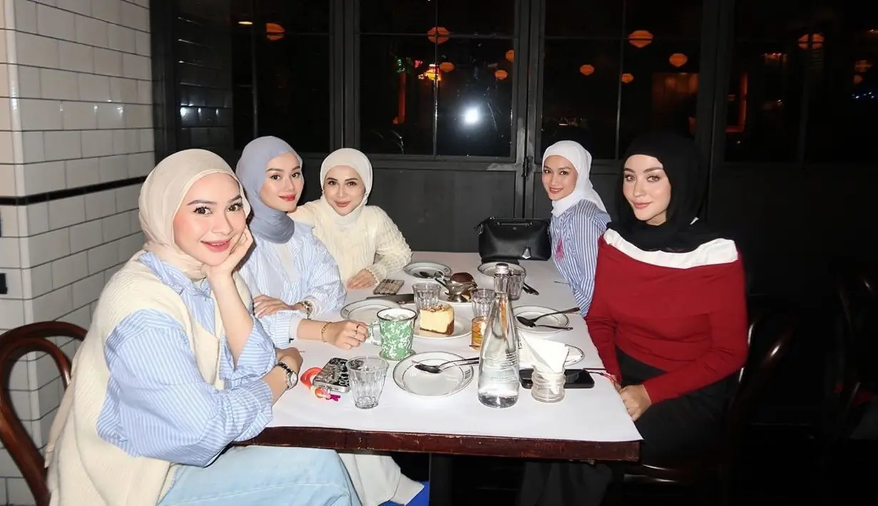 Berbeda dari formasi biasanya, geng Mamayu mencuri perhatian karena kehadiran Ira Nandha, yang diduga menjadi anggota baru geng artis tersebut. Sosok Ira Nanda dikenal sebagai selebgram yang namanya melambung karena membongkar perselingkuhan antara suaminya dengan seorang pramugari. (Liputan6.com/IG/@marginw)