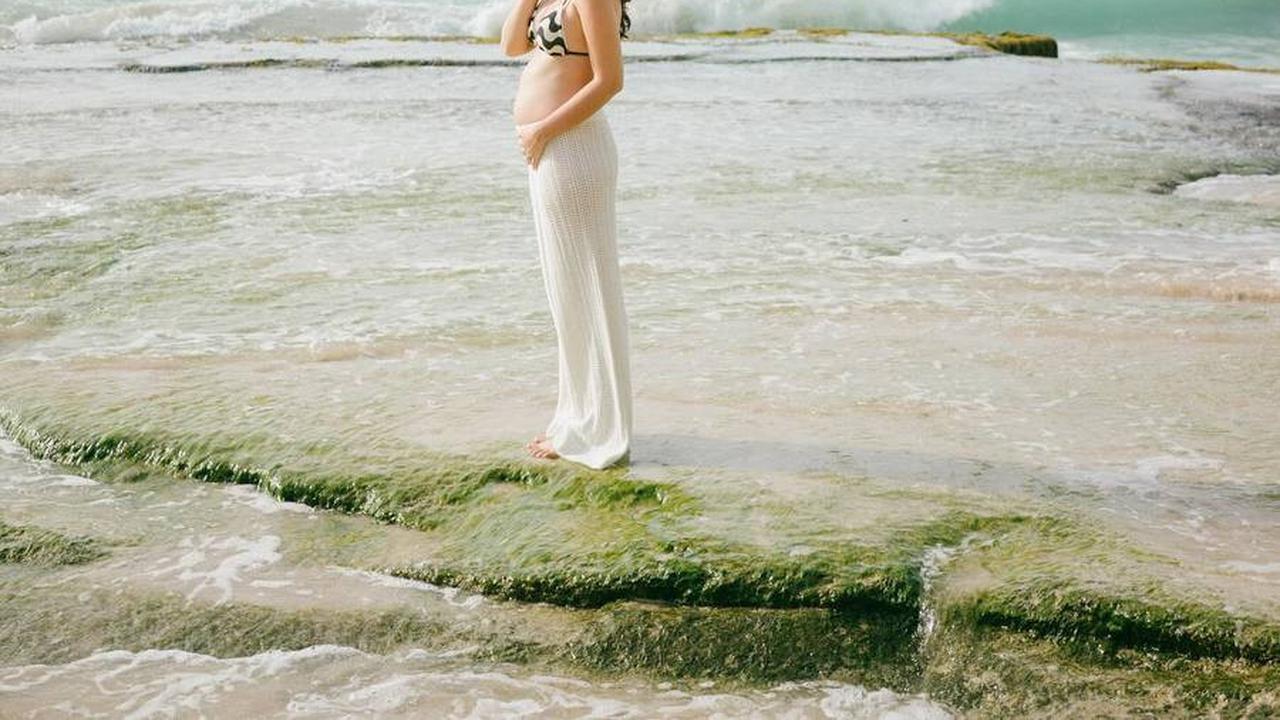 Pakai Bikini Top, 8 Foto Bumil Cantik Pamela Bowie Pamer Bare Baby Bump Yang Makin Besar