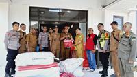 Menteri Sosial, Saifullah Yusuf (Gus Ipul) mengatakan Kementerian Sosial (Kemensos) telah menyalurkan bantuan untuk para korban terdampak puting beliung di Kabupaten Subang, Jawa Barat pada Senin 6 Januari 2025. (Foto: Kemensos).