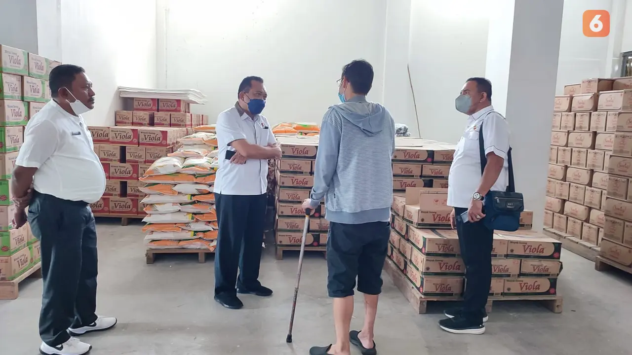 Petugas Satgas Pangan Sulteng saat berada di gudang yang diduga jadi tempat penimbunan minyak goreng di Palu
