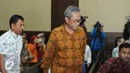 Sidang lanjutan terhadap terdakwa mantan Ketua DPD, Irman Gusman di Pengadilan Tipikor Jakarta, Selasa (20/12)  Direktur Utama Perum Bulog, Djarot Kusumayakti kembali menjadi saksi untuk kasus gula impor. (Liputan6.com/Helmi Afandi)