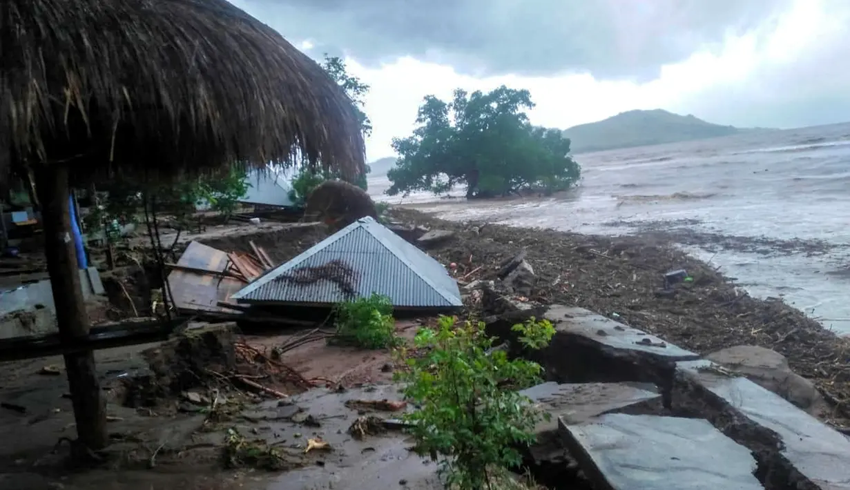 Suasana banjir bandang di Pulau Lembata, provinsi Nusa Tenggara Timur, Minggu (4/5/2021).  NTT diterjang banjir bandang dan tanah longsor pada Minggu dini hari, 4 April 2021, sekitar pukul 01.00 WITA. (AFP/Handout/BNPB)