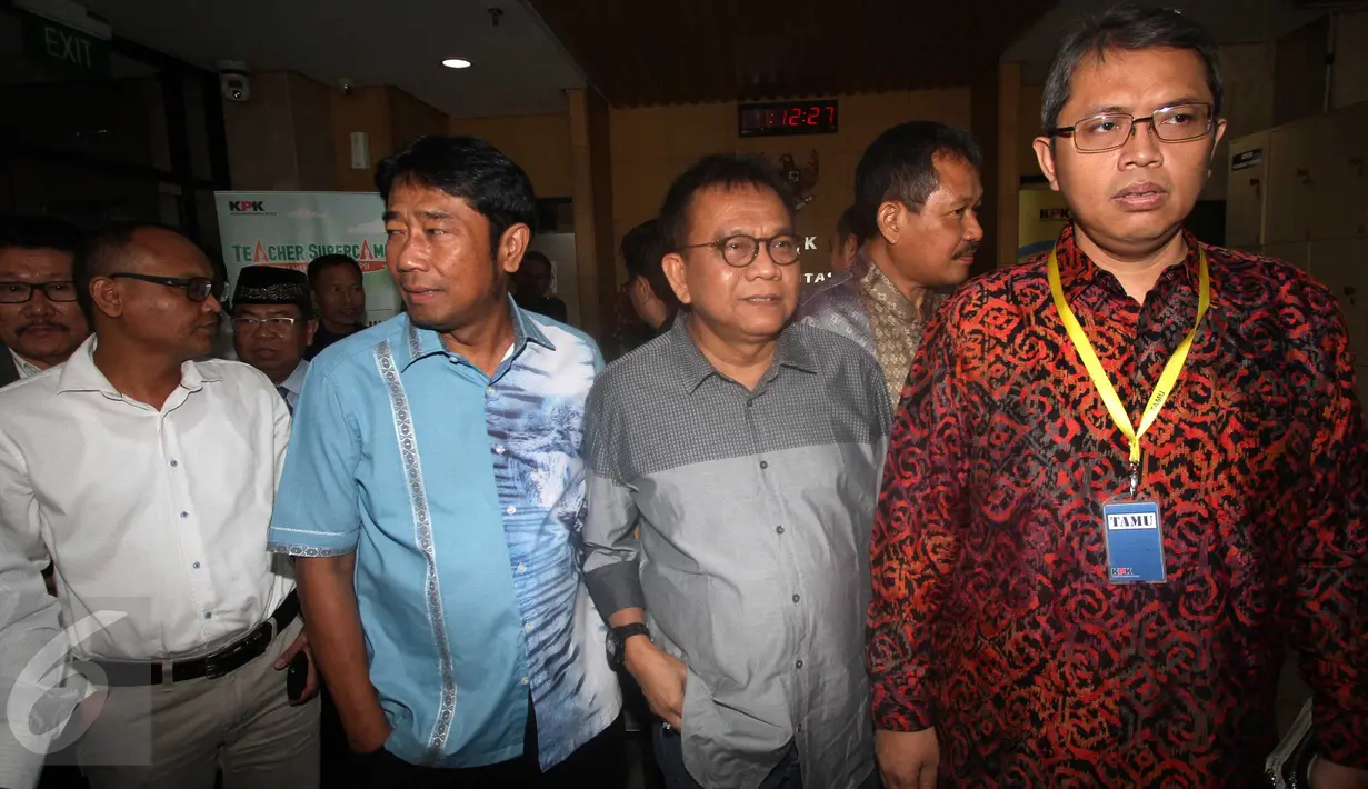 Pansus Laporan Hasil Pemeriksaan BPK RI, DPRD DKI Jakarta saat tiba di gedung KPK, Jakarta, (30/10/2015). Berdasarkan hasil audit, ada enam kegiatan Pemprov DKI yang diduga merugikan negara sekitar Rp484 miliar. (Liputan6.com/Helmi Afandi)