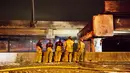 Petugas damkar seusai memadamkan kebakaran yang meruntuhkan jembatan layang di jalur Interstate 85 di Atlanta, AS, Kamis (30/3). Jalan tol tersibuk di AS itu runtuh satu jam setelah kebakaran hebat terjadi di bawah jembatan. (AP Photo/David Goldman)