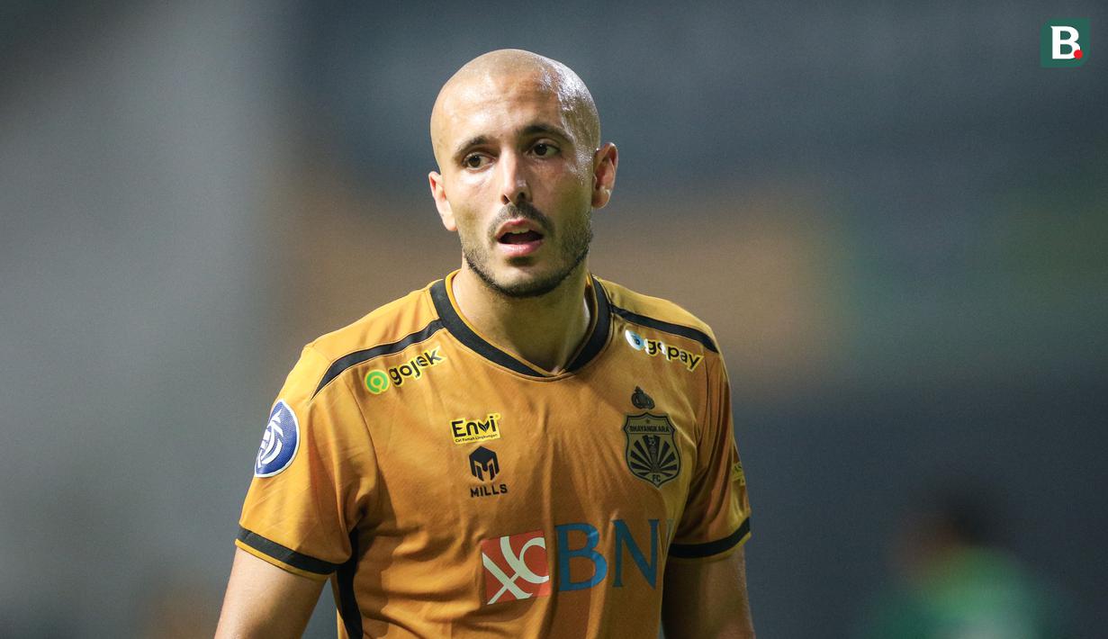 Pemain Bhayangkara FC, Youssef Ezzejjari Lhasnaoui saat laga pekan ketiga BRI Liga 1 2022/2023 antara Bhayangkara FC melaran Persebaya Surabaya di Stadion Wibawa Mukti, Cikarang, Minggu (07/08/2022). (Bola.com/Bagaskara Lazuardi)
