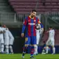 Striker Barcelona, Lionel Messi, tampak lesu usai ditaklukkan Paris Saint-Germain (PSG) pada laga Liga Champions di Stadion Camp Nou, Rabu (17/2/2021). Barcelona takluk dengan skor 1-4. (AP/Joan Monfort)