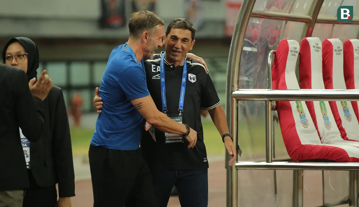 <p>Pelatih kepala Rans Nusantara FC, Eduardo Almeida (kanan) berbincang dengan pelatih kepala Persija Jakarta, Thomas Doll sebelum dimulainya laga pekan ke-16 BRI Liga 1 2023/2024 di Stadion Patriot Candrabhaga, Bekasi, Minggu (22/10/2023) malam WIB. (Bola.com/Abdul Aziz)</p>