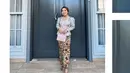 <p>Kiky Saputri terlihat elegan dengan kebaya floral model kutubaru dan kain batik warna terang. Dipadukan dengan Chanel bag dan open toe heels [@kikysaputrii]</p>