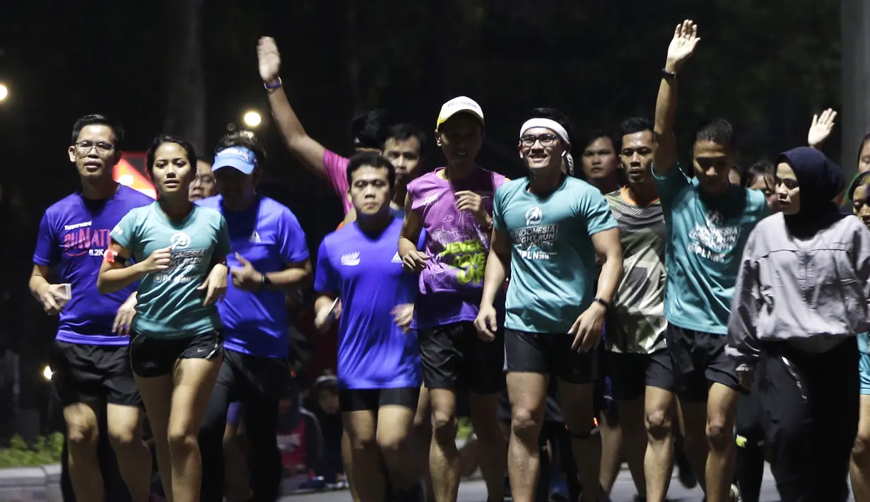 Sejumlah warga berlari di kawasan Stadion Utama Gelora Bung Karno, Senayan, Jakarta, Rabu (9/10). Olahraga lari pada malam hari di GBK menjadi pilihan pekerja ibu kota. (Bola.com/Yoppy Renato)