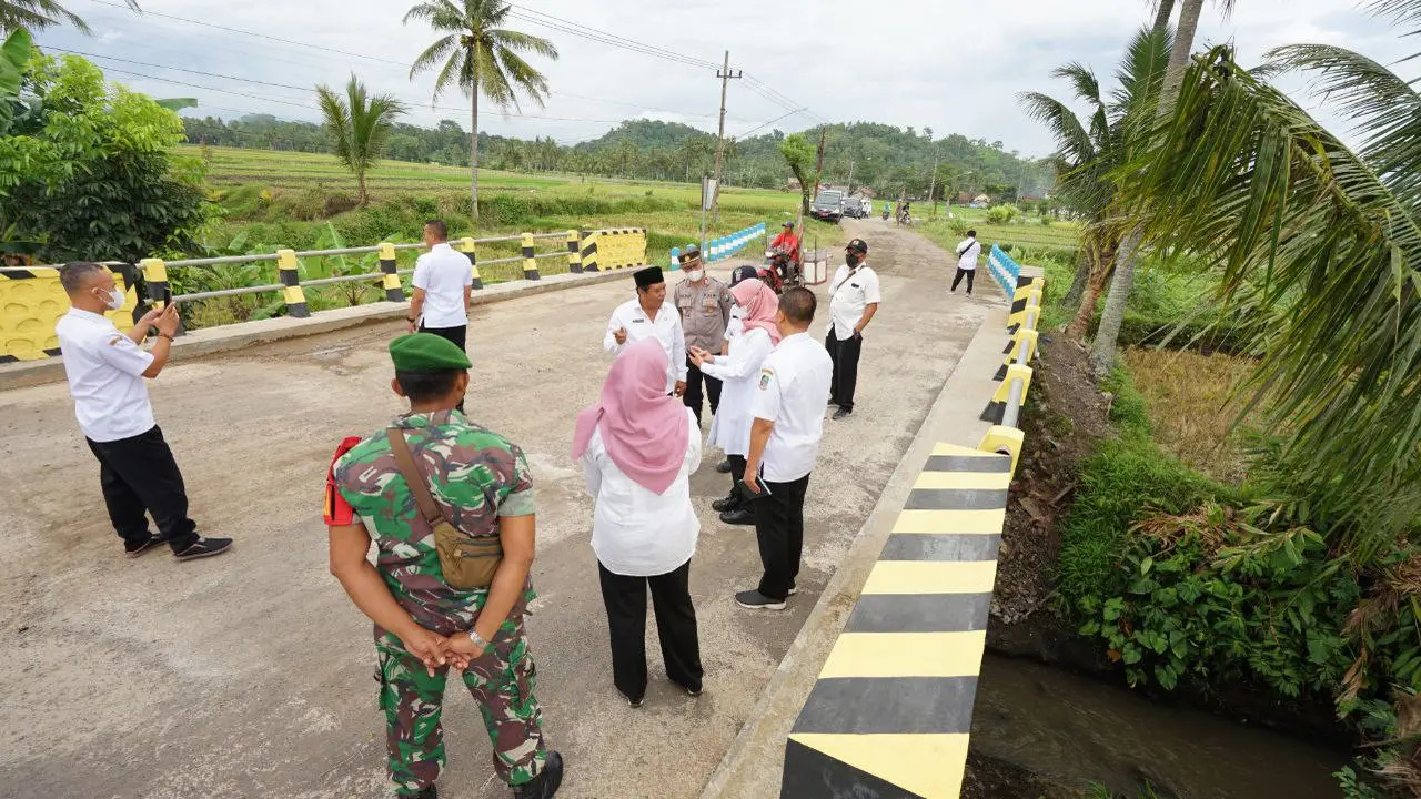 Bupati Banyuwangi Ipuk Fiestinadani tinjau jembatan yang telah selesai Pembangunanya (Istimewa)