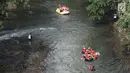 Tim pengibar bendera menaiki perahu karet menyusuri Sungai Ciliwung menuju Jembatan Panus, Depok, Kamis (17/8). Komunitas Ciliwung Depok menggelar upacara peringatan HUT Kemerdekaan RI di atas Jembatan Panus. (Liputan6.com/Herman Zakharia)