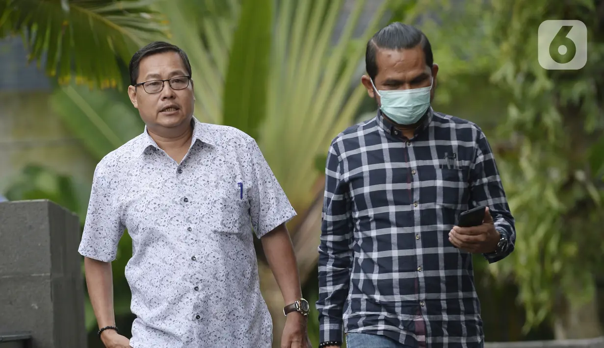 Mantan Ketua DPRD Kabupaten Bengkalis Abdul Kadir (kiri) tiba di Gedung KPK, Jakarta, Rabu (18/3/2020). Abdul Kadir diperiksa sebagai saksi untuk tersangka Bupati nonaktif Bengkalis Amril Mukminin terkait dugaan menerima suap proyek pembangunan Jalan Duri-Sei Pakning. (merdeka.com/Dwi Narwoko)