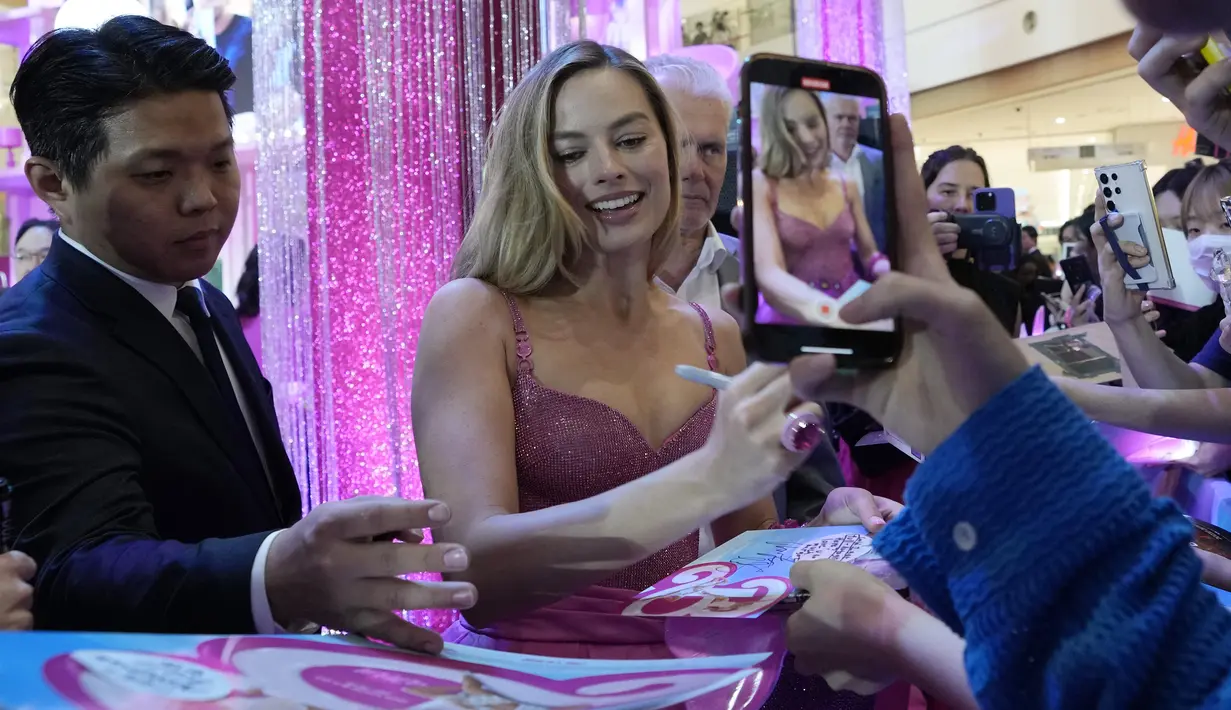 Margot Robbie memberikan tanda tangan untuk para penggemar saat acara karpet merah muda untuk film "Barbie" di Seoul, Korea Selatan, Minggu, 2 Juli 2023. Film tersebut akan dirilis di negara tersebut pada 19 Juli. (AP Photo/Ahn Young- joon)