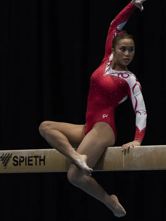 Pesenam Indonesia, Armartiani, menggunakan alat balance beam tampil pada nomor artistik beregu SEA Games di MITEC, Kuala Lumpur, Senin (21/8/2017). Tim Indonesia berhasil meraih medali perunggu. (Bola.com/Vitalis Yogi Trisna)