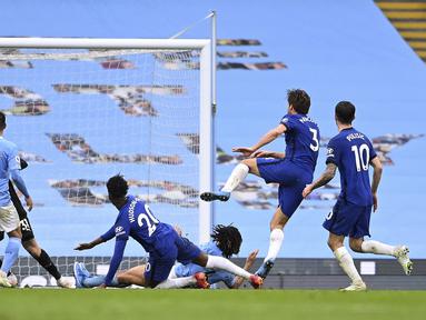 Bek Chelsea, Marcos Alonso saat mencetak gol ke gawang Manchester City pada pertandingan lanjutan Liga Inggris di Stadion Etihad di Manchester, Sabtu (8/5/2021). Chelsea menang atas Man City 2-1. (Laurence Griffiths/Pool via AP)