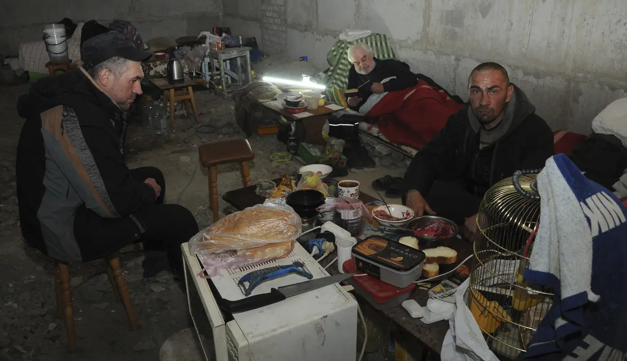Orang-orang menetap di ruang bawah tanah sebuah gedung apartemen di Kharkiv, Ukraina, Minggu, 10 April 2022. Invasi Rusia ke Ukraina hingga saat ini telah berlangsung selama 46 hari.  (AP Photo/Andrew Marienko)