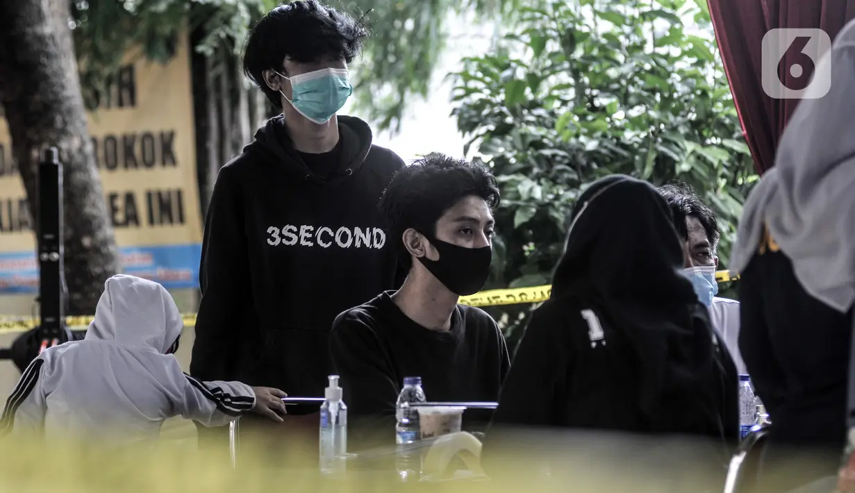 Keluarga korban kecelakaan pesawat Sriwijaya Air SJ 182 menunggu untuk memberikan data forensik di Posko Ante Mortem RS Polri, Jakarta, Minggu (10/1/2021). Keluarga korban jatuhnya Sriwijaya Air SJ 182 terlihat cemas dan menangis saat menanti kedatangan korban. (merdeka.com/Iqbal S. Nugroho)