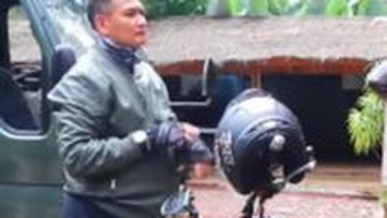 Dia dan sang istri tiba di lokasi dengan berkendara menggunakan motor.