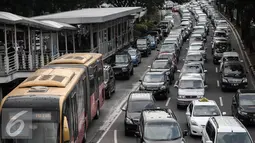 Sejumlah kendaraan terjebak kemacetan di jalur 3 in 1 di Jalan Jenderal Sudirman, Jakarta, Selasa (10/5). Pemprov DKI Jakarta secara resmi akan menghapus aturan jalur 3 in 1 pada Senin (16/5). (Liputan6.com/Faizal Fanani)